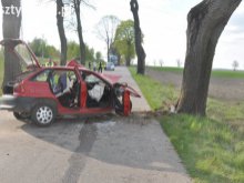 Samochód uderzył w przydrożne drzewo. Cztery osoby trafiły do szpitala Samochód uderzył w przydrożne drzewo. Cztery osoby trafiły do szpitala