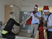 W Mikołajki piłkarze Stomilu odwiedzili pacjentów Szpitala Dziecięcego (zdjęcia) W Mikołajki piłkarze Stomilu odwiedzili pacjentów Szpitala Dziecięcego (zdjęcia)