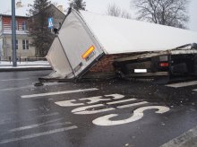 Wypadek tira na Warszawskiej. Na skrzyżowanie wysypało się mięso (zdjęcia) Wypadek tira na Warszawskiej. Na skrzyżowanie wysypało się mięso (zdjęcia)