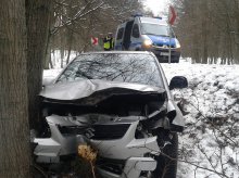 Wypadek na Tracku. Pijana kobieta uderzyła w drzewo Wypadek na Tracku. Pijana kobieta uderzyła w drzewo