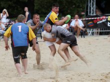 Zagrali w rugby na piasku Zagrali w rugby na piasku