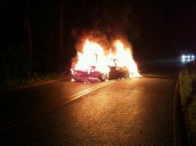 Rozpędzone bmw uderzyło w inne auto. Stanęło w płomieniach Rozpędzone bmw uderzyło w inne auto. Stanęło w płomieniach