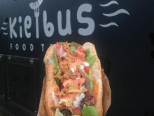 Burger na kółkach, kultowe zapiekanki, czy amerykańskie skrzydełka. Food Trucki jadą do Olsztyna Burger na kółkach, kultowe zapiekanki, czy amerykańskie skrzydełka. Food Trucki jadą do Olsztyna