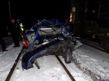 Autem po torowisku. Uderzył w niego pociąg towarowy Autem po torowisku. Uderzył w niego pociąg towarowy