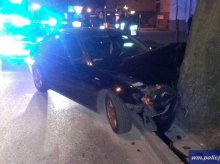 22-latek pędził bmw. Uderzył w drzewo 22-latek pędził bmw. Uderzył w drzewo