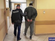 Nietypowa kryjówka pod dywanem. Tam ukrywał się przed policją Nietypowa kryjówka pod dywanem. Tam ukrywał się przed policją
