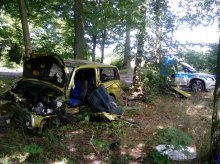 Zasłabł za kierownicą. Auto uderzyło w drzewo Zasłabł za kierownicą. Auto uderzyło w drzewo