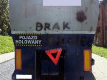 Zamiast sześciu kół miał dwa. O awarii świateł informował komunikat napisany... sprayem Zamiast sześciu kół miał dwa. O awarii świateł informował komunikat napisany... sprayem