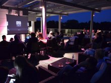 Teatralne kino na tarasie z widokiem na jezioro Ukiel Teatralne kino na tarasie z widokiem na jezioro Ukiel