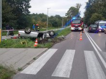 Uderzył w słup i dachował. Kierowca próbował uciec z miejsca zdarzenia Uderzył w słup i dachował. Kierowca próbował uciec z miejsca zdarzenia