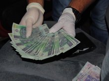 Na ulicy Partyzantów pieniądze wystawały z bankomatu. Wyciągnął je i zaniósł na policję Na ulicy Partyzantów pieniądze wystawały z bankomatu. Wyciągnął je i zaniósł na policję