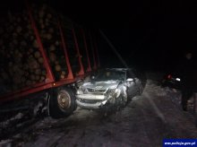 Ciężarówka wpadła w poślizg. Naczepa uderzyła w dwie osobówki Ciężarówka wpadła w poślizg. Naczepa uderzyła w dwie osobówki