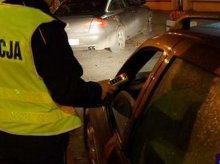 Pijany spychał na pobocze zepsute auto. Za kierownicą siedziała... pijana kobieta Pijany spychał na pobocze zepsute auto. Za kierownicą siedziała... pijana kobieta