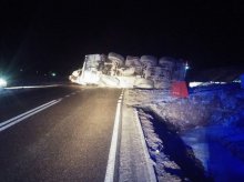 Chciał zawrócić, dźwig wywrócił się blokując trasę Chciał zawrócić, dźwig wywrócił się blokując trasę