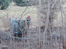 Auto uderzyło w drzewo. Rozpadło się na kawałki Auto uderzyło w drzewo. Rozpadło się na kawałki