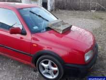 Sąsiad głośno słuchał muzyki więc ten postanowił go ukarać. Zniszczył mu auto Sąsiad głośno słuchał muzyki więc ten postanowił go ukarać. Zniszczył mu auto