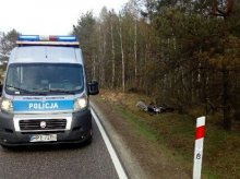 Motorowerzysta zakończył podróż w przydrożnym rowie. Miał 2 promile Motorowerzysta zakończył podróż w przydrożnym rowie. Miał 2 promile
