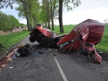 Cudem przeżyli. Auto rozpadło się na kawałki Cudem przeżyli. Auto rozpadło się na kawałki