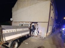 Auto wjechało w budynek mieszkalny. W samochodzie - dwaj kompletnie pijani mężczyźni Auto wjechało w budynek mieszkalny. W samochodzie - dwaj kompletnie pijani mężczyźni