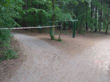 Pozostałości po ultramaratonie pułapką na rowerzystów nad jeziorem Długim Pozostałości po ultramaratonie pułapką na rowerzystów nad jeziorem Długim