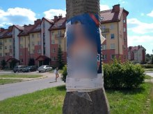 Obklejała słupy plakatami. Tłumaczyła, że wie, że to niezgodne z prawem Obklejała słupy plakatami. Tłumaczyła, że wie, że to niezgodne z prawem
