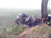 Audi uderzyło w drzewo i spłonęło. Jedna osoba nie żyje Audi uderzyło w drzewo i spłonęło. Jedna osoba nie żyje