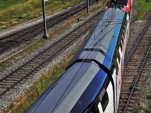 Samochód uszkodził sieć trakcyjną. Ruch pociągów dalekobieżnych przywrócony Samochód uszkodził sieć trakcyjną. Ruch pociągów dalekobieżnych przywrócony