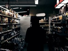 Kradł alkohol i pił go w sklepie. Teraz będzie się tłumaczył przed sądem Kradł alkohol i pił go w sklepie. Teraz będzie się tłumaczył przed sądem