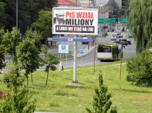 ''PiS wziął miliony''. Jarosław Kaczyński na billboardach w Olsztynie ''PiS wziął miliony''. Jarosław Kaczyński na billboardach w Olsztynie