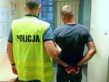 Niszczył śmietniki i wyrzucał śmieci na jezdnię. Był kompletnie pijany Niszczył śmietniki i wyrzucał śmieci na jezdnię. Był kompletnie pijany