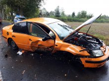 Volkswagen uderzył w dwa drzewa. Ranne dwie osoby, w tym 5-letnie dziecko Volkswagen uderzył w dwa drzewa. Ranne dwie osoby, w tym 5-letnie dziecko