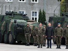 Szef MON w Elblągu. Przekazał Wielonarodowej Dywizji nowe wozy dowodzenia Szef MON w Elblągu. Przekazał Wielonarodowej Dywizji nowe wozy dowodzenia