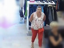 Podejrzana o kradzież okularów przeciwsłonecznych wartych 1200 zł. Policja prosi o pomoc Podejrzana o kradzież okularów przeciwsłonecznych wartych 1200 zł. Policja prosi o pomoc