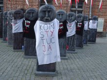 Ubrali Baby Pruskie w koszulki ''Konstytucja''. Sąd ponownie pochylił się nad sprawą Ubrali Baby Pruskie w koszulki ''Konstytucja''. Sąd ponownie pochylił się nad sprawą