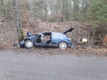 Stracił panowanie nad autem i uderzył w drzewo Stracił panowanie nad autem i uderzył w drzewo