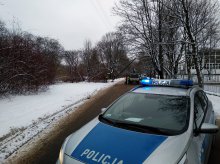 Kolejne zdarzenie z pieszym w roli głównej. Na Zatorzu kierowca wylądował na słupie Kolejne zdarzenie z pieszym w roli głównej. Na Zatorzu kierowca wylądował na słupie