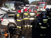 Tragedia na DK 51. W zderzeniu pięciu pojazdów zginęły trzy osoby Tragedia na DK 51. W zderzeniu pięciu pojazdów zginęły trzy osoby