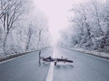 Rowerzysta zamarzłby w rowie, gdyby nie pomoc przypadkowych osób Rowerzysta zamarzłby w rowie, gdyby nie pomoc przypadkowych osób