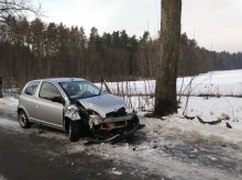 Toyotą uderzyła w drzewo. W szpitalu 14-letni chłopiec Toyotą uderzyła w drzewo. W szpitalu 14-letni chłopiec
