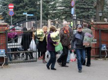 Remont kolejnego odcinka ogrodzenia cmentarza przy Poprzecznej. Pomoże przerwać ''wędrówki'' dzików? Remont kolejnego odcinka ogrodzenia cmentarza przy Poprzecznej. Pomoże przerwać ''wędrówki'' dzików?
