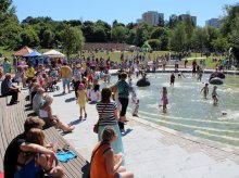 Drewniane powierzchnie w Parku Centralnym w fatalnym stanie. Wykonawca zabiera głos w sprawie Drewniane powierzchnie w Parku Centralnym w fatalnym stanie. Wykonawca zabiera głos w sprawie