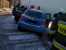 Wypadek w Warkałach. Kierowca ciężarówki wpadł w poślizg i zderzył się z toyotą Wypadek w Warkałach. Kierowca ciężarówki wpadł w poślizg i zderzył się z toyotą