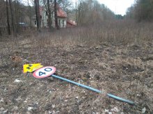 Kolejny akt wandalizmu. Celem padł znak drogowy Kolejny akt wandalizmu. Celem padł znak drogowy