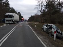 Pod Dywitami kierowca renault zderzył się z TIR-em. Dwie osoby w szpitalu Pod Dywitami kierowca renault zderzył się z TIR-em. Dwie osoby w szpitalu
