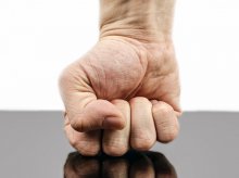 Pobił matkę. Martwą kobietę znalazły pracownice ośrodka pomocy społecznej Pobił matkę. Martwą kobietę znalazły pracownice ośrodka pomocy społecznej