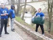 Zabezpieczyli drzewa nad Łyną przed bobrami Zabezpieczyli drzewa nad Łyną przed bobrami