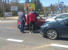 Na skrzyżowaniu ul. Dworcowej z Żołnierską zderzyły się dwa auta. Pasażerka trafiła do szpitala Na skrzyżowaniu ul. Dworcowej z Żołnierską zderzyły się dwa auta. Pasażerka trafiła do szpitala