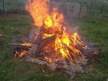 Rozpalili ognisko z... odpadów budowlanych Rozpalili ognisko z... odpadów budowlanych