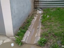 Błoto z budowy spływało pod garaże. Strażnicy ukarali kierowników budowy Błoto z budowy spływało pod garaże. Strażnicy ukarali kierowników budowy