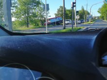 Na al. Warszawskiej TIR uderzył w drzewo i wjechał do rowu Na al. Warszawskiej TIR uderzył w drzewo i wjechał do rowu